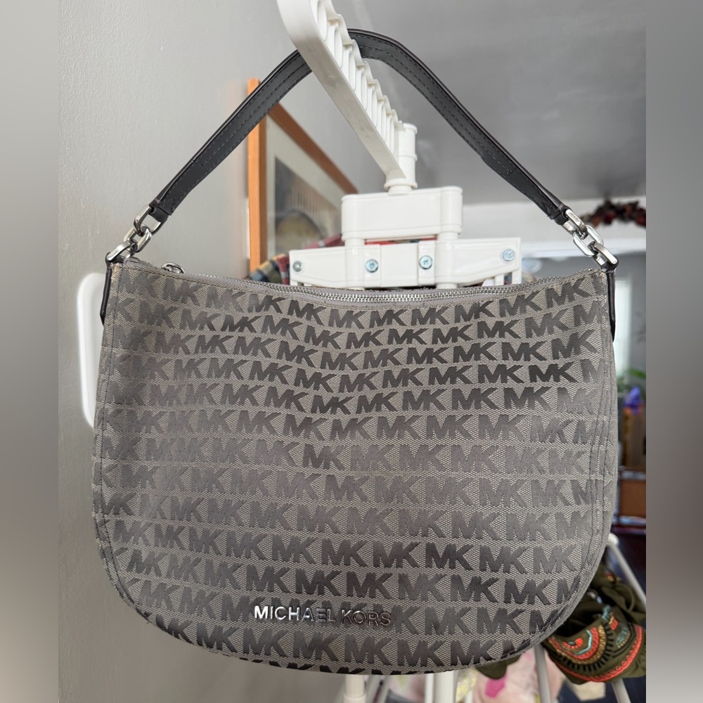 Michael Kors Gray Shoulder Bag with Classic Design - Picture 12 of 14
